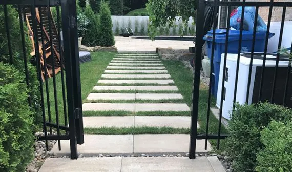 une-all-e-menant—une-cour-ar-569b9ab9