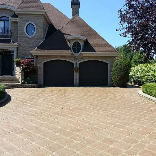 une-grande-maison-avec-deux-po-715ea61e