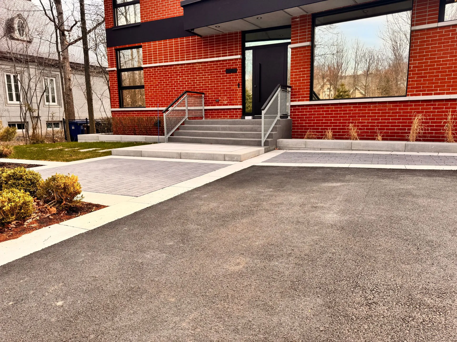 une-grande-piscine-avec-des-es-b869f49c